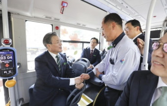 문재인 대통령, '3대 신산업' 행보 속도…수소차 탑승