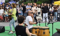 차 없는 대학로에서 낭만과 추억을 회상하며