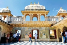 인도 최고 갑부 딸이 결혼식 올린 로망 여행지, 호수 위 흰 궁전 레이크 팰리스서 하룻밤을…