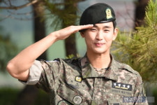 [포토] 전역 김수현, 늠름한 모습으로 마지막 경례