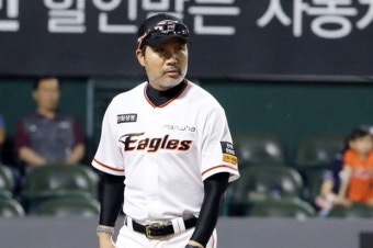 한용덕 한화 감독, 4분간 비디오 판독 항의하다 '퇴장'