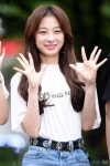 [포토] 로켓펀치 윤경, 사랑스러운 손인사~
