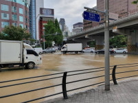 서대문 경찰청 앞 사거리 물바다 … 서울역 일대 교통체증 극심