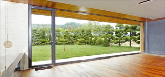 럭셔리해 보이네…영화 기생충 박 사장 집, 이건창호였군요