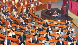 조국, 자택 압수수색 때 현장 검사와 통화했다