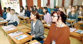 경복궁서 한글 원리 배우는 외국인들