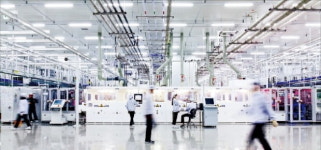 한화, 베트남 항공 부품공장 본격 가동…퀀텀기술로 태양광 글로벌 1위 질주