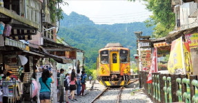 두근두근 타이베이, 기찻길 옆 스펀에서 소원 실은 천등 날리고…