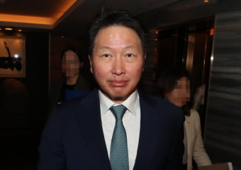 최태원, 노소영 재산분할 가능성 묻자 '묵묵부답'