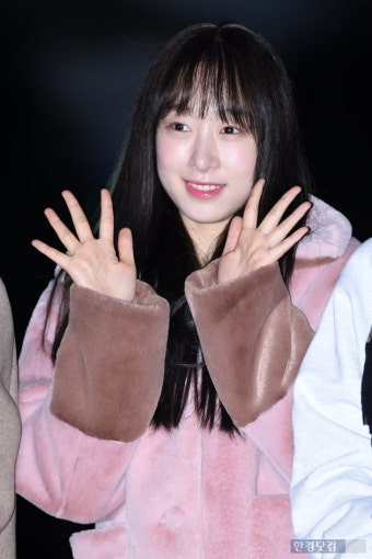 [포토] 우주소녀 수빈, '귀여운 손인사~'