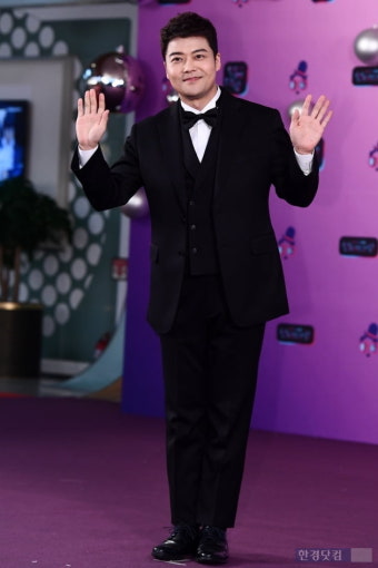 [포토] 전현무, '멋진 손인사~' (2019 KBS 연예대상)