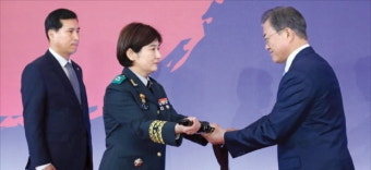 문재인 대통령, 준장 진급자 77명에게 삼정검 수여