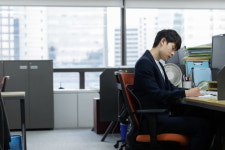 와글와글｜초고속 승진한 팀장과 나이 많은 대리 밑에서 스트레스를 받아요