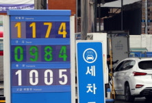휘발유 가격 뚝뚝…1100원대 주유소도 등장