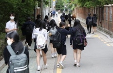 박능후 다음주 어린 학생들 등교…주말 클럽·PC 삼가달라