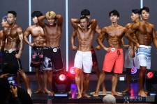 [포토] 감탄을 부르는 초콜릿 복근