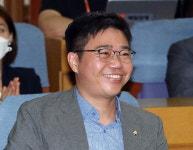 탈북민 의원에 분수 알라…시사평론가 김갑수, 방송 하차