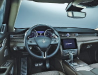 우렁찬 엔진음에 강력한 주행…실내는 섬세함 돋보여