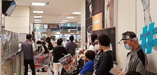 딱 100명 번호표…비말 마스크 빗속 줄서도 못 샀다