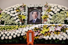故 박원순 빈소 찾은 김병준 죽음 앞엔 모두 모자 벗어야