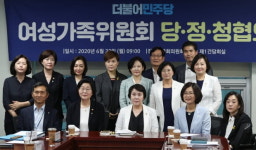 與 여성의원들, 서지현엔 피해자…朴 고소인엔 피해 호소 여성