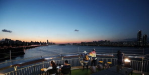 여름철 명소로 떠오른 카페형 편의점