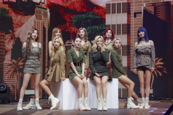 '비욘드 라이브' 트와이스, 원스와 랜선 월드투어 클리어…1억  물결 [종합]