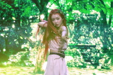 오마이걸→솔로 유아, 푸른 열정 품은 숲의 아이…계단식 성장 한 번 더 [종합]