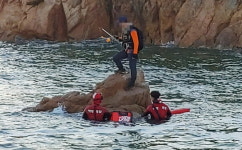 [포토] 위험천만 갯바위 낚시