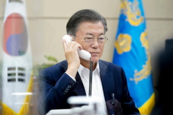 文 대통령, 우즈벡 대통령과 통화…