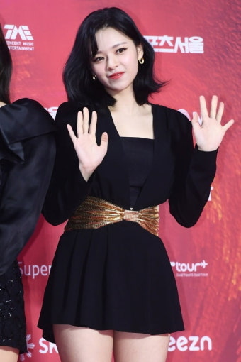 트와이스 정연, 활동 잠정 중단…