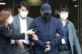 'SAT 시험지 유출' 교직원 구속…