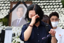 고소인이 무릎에 호 해달라 요청 측근들 박원순 성추행 부인
