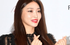 컴백 앞둔 청하, 코로나19 확진…접촉한 트와이스도 검사