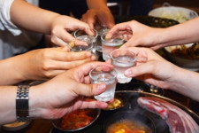 회식은 꼭 해야겠다…술집·식당 문 닫자 사무실서 술판