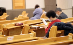 [속보] 서울시 금천구 교회서 13명 확진…대면예배