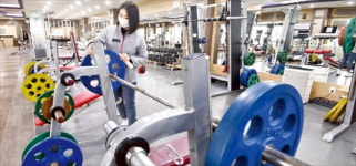 카페 앉고, 당구장 문 열고…9시 통금은 400명대 진입땐 완화