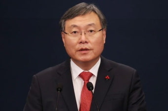신현수 민정수석, 임명 두 달 만에 사의…檢인사 놓고 '靑 민정수석실 암투'