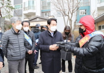 백군기 용인시장, 아파트 경비원 9명 실직 언남동 아파트단지 찾아 대책 논의