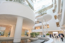 서울 최대 백화점 더현대 서울…첫날부터 고객들 줄 섰다