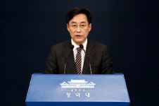 문 대통령 국토부·LH 근무자·가족 토지거래 전수조사하라