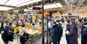 '봄 + 백신효과'에…백화점 하루 매출 100억, 명품매장 2시간 긴 줄