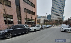 차량 2부제라더니… 더현대서울, 발 디딜 틈 없었다 [현장+]
