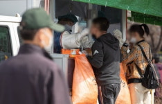내일도 400명대 예상…오후 9시까지 전국 신규확진 384명