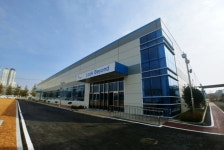 [마켓인사이트]3년 전 LG가 판 엘비루셈, 10년 만에 최대 영업익…올해 IPO 흥행 예고