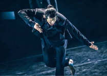 어둡지만 역동적인 춤…날것 그대로의 매력 담아