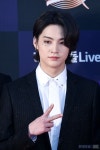 갓세븐 JB, 라방 중 등장한 女 나체사진…부주의 죄송 [종합]