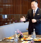양송이 피자엔 꿀 호텔 뷔페에 해설男 등장