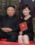 북한이 K팝에 대응해 키우는 가수…김정은에 '초밀착' [영상]