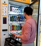 한밤중 아무도 없는 편의점…그래도 맥주를 산다